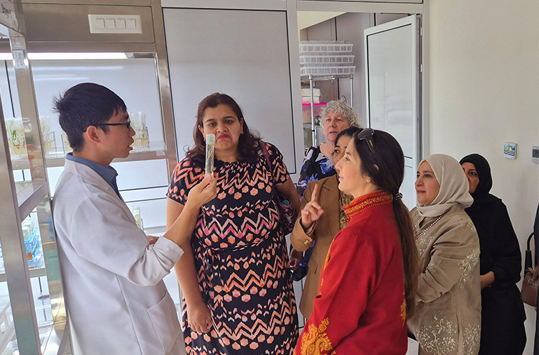 Bahraingardenclub-Team-visit